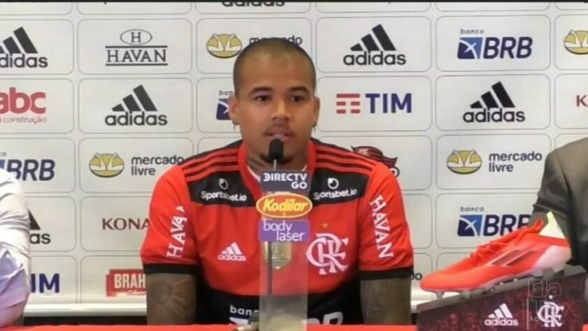 APRESENTADO - Kenedy foi apresentado oficialmente no Flamengo e vestirá a camisa 33.