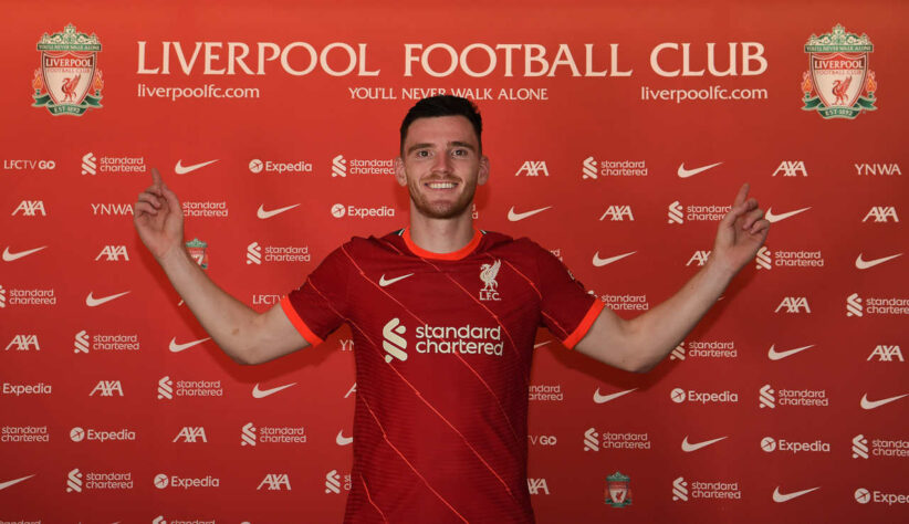 FECHADO - Homem de confiança do técnico Jürgen Klopp no Liverpool, o lateral-esquerdo Andrew Robertson renovou seu contrato com os Reds nesta terça-feira. O jogador de 27 anos agora tem vínculo com o clube de Anfield por mais cinco temporadas, até junho de 2026. 