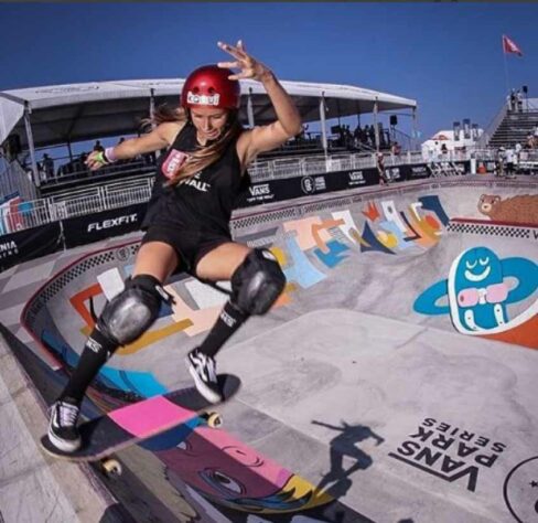 No skate park, outra modalidade do skate, o Brasil vai tentar o ouro com Dora Varella (foto), Isadora Pacheco e Yndiara Asp, a partir das 21h. 