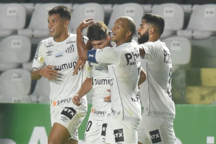 13º - SANTOS: 13 pontos em 10 jogos. Três vitórias, quatro empates e três derrotas. Seis gols marcados e nove sofridos. 43,33% de aproveitamento.