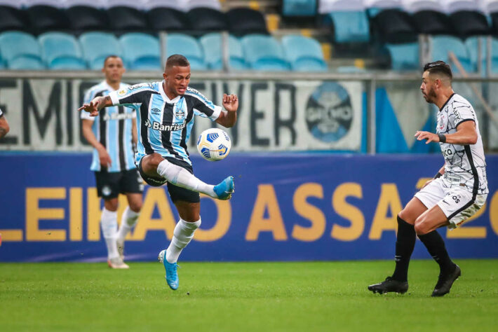 Grêmio - Sobe: Pressionaram muito a saída de bola corinthiana no início de cada tempo e impuseram muita dificuldade para o Timão ultrapassar o meio campo. / Desce: Não acharam um padrão ofensivo e chutaram pouco ao gol de Cássio, sofrendo um gol na reta final e saindo com mais uma derrota de campo.