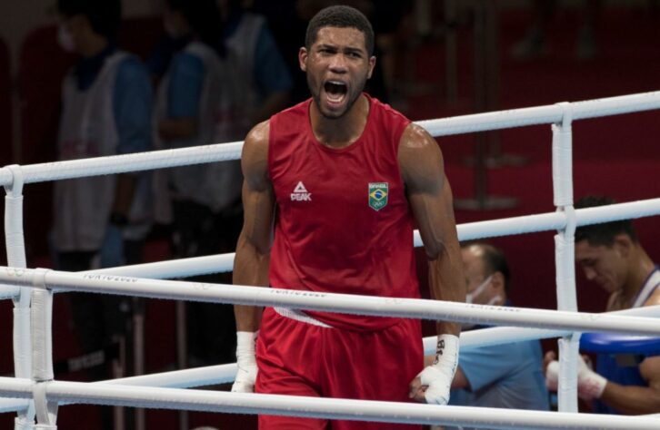 BOXE - Na semifinal de boxe da categoria até 75kg, o brasileiro Hebert Conceição bateu Gleb Bakshi, do Comitê Olímpico Russo, por decisão unânime da arbitragem. Na final, que ocorre no sábado às 2h45 (Brasília), o boxeador enfrenta o ucraniano Oleksandr Khyzhniak.