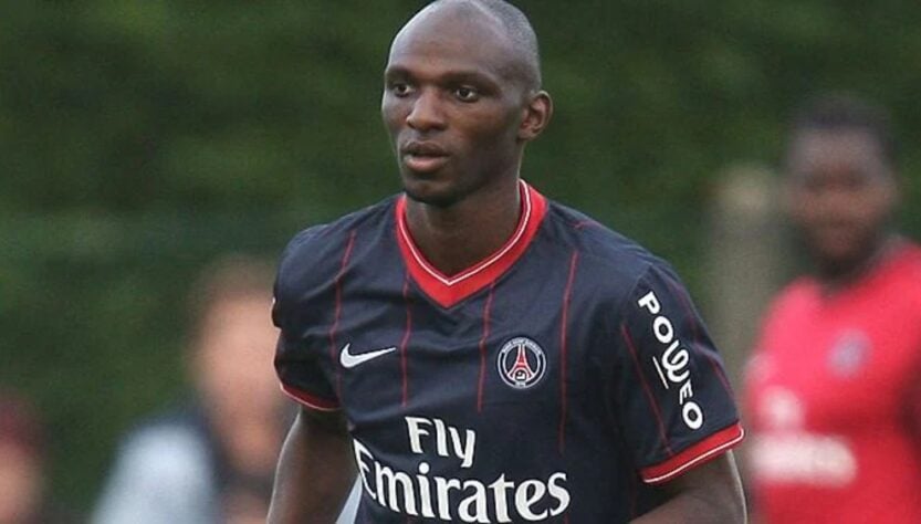Zagueiro: Zoumana Camara (francês) - 32 anos na época - camisa 6 - atualmente aposentado como jogador