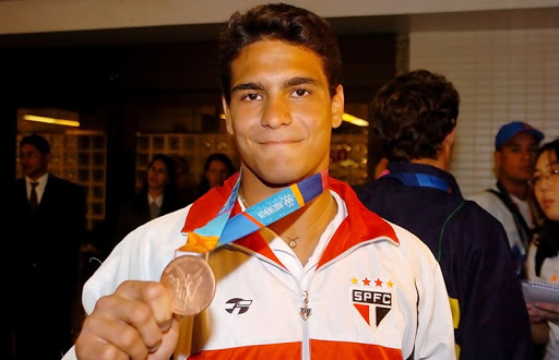 Leandro Guilheiro - Começou a praticar o judô na escola em que estudava em Santos, o Atheneu Santista Júnior. Em pouco tempo a atuação dele no esporte chamou a atenção dos pais e professores, que decidiram levá-lo para a Associação de Judô Paulo Duarte, e de lá para a academia de Rogério Sampaio, na época, vinculada ao São Paulo Futebol Clube.