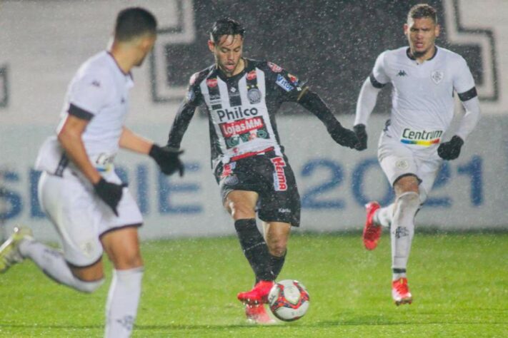 Não foi o presente que a torcida do Botafogo esperava. Na noite desta quinta-feira, o Alvinegro Carioca foi derrotado pelo Operário por 1 a 0, no Estádio Germano Kruger, em partida válida pela 17ª rodada da Série B do Brasileirão. A seguir, confira as notas: