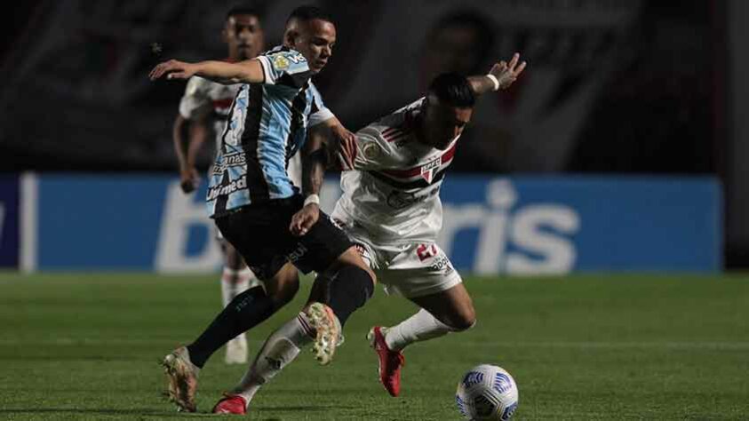 Grêmio - Sobe: Usaram bem a velocidade dos meias e pontas para incomodar o trio defensivo do São Paulo e foi assim que criaram as melhores chances. / Desce: Faltou ficar mais com a bola em certos momentos e não desperdiçar entregando a posse de graça para o São Paulo.