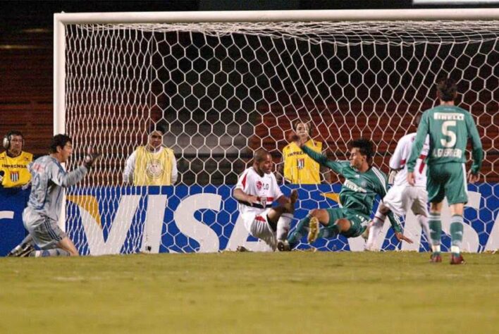Palmeiras 1 x 1 São Paulo - Libertadores 2006: outro Choque-Rei nas oitavas de final da Libertadores. Na ida, empate por 1 a 1. Amoroso abriu para o Tricolor, e Edmundo empatou para o Verdão. 
