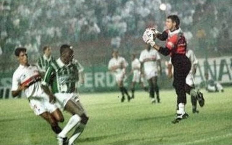 Palmeiras 0 x 0 São Paulo - 1994: Choque-Rei nas oitavas de final da Libertadores. O jogo de ida, no Pacaembu, terminou empatado sem gols. 