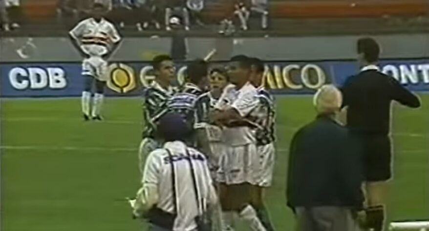 São Paulo 2 x 2 Palmeiras - 1994: o Choque-Rei pelo Brasileirão foi marcado por uma confusão generalizada após uma discussão entre Edmundo e Juninho Paulista.