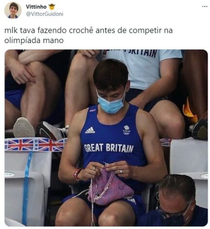 O saltador britânico Tom Daley viralizou ao aparecer fazendo tricô durante as competições.