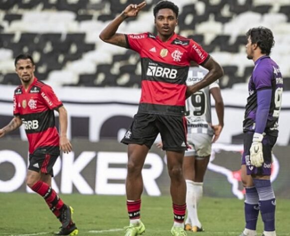 Flamengo - Patrocinador máster: Banco de Brasília (BRB) - Valor pago ao clube: R$ 35 milhões anuais.