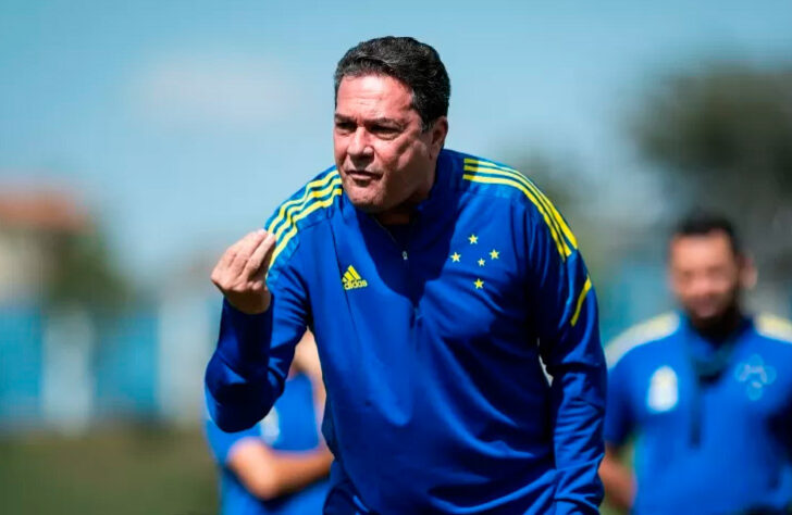 ESQUENTOU - O técnico Vanderlei Luxemburgo disse que pretende ficar no Cruzeiro na próxima temporada, apesar dos atrasos salariais, algo que ele pediu para não acontecer quando assumiu o clube, em julho. O treinador, por meio de um vídeo publicado na conta oficial do Cruzeiro no Twitter, falou sobre o problema e a situação complicada com duas folhas salariais atrasadas de jogadores e funcionários da Raposa. Luxa garantiu que os jogadores não estão “tirando o pé” apesar dos atrasos.