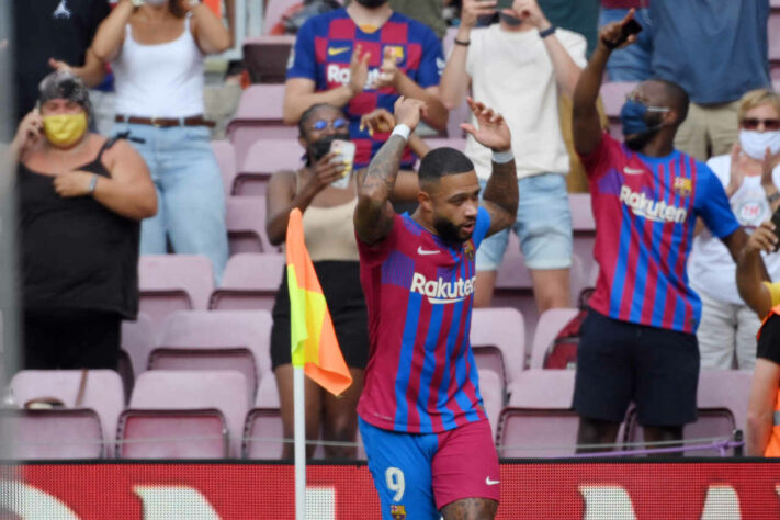 3° colocado - Barcelona - 75 jogadores contratados - Última aquisição: Memphis Depay (sem custos).