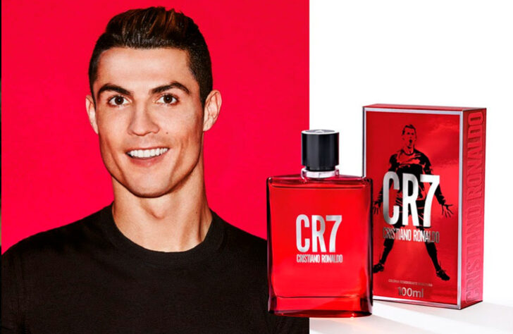 Ronaldo também investe em outros meios: ele possui uma linha de perfumes, a “CR7”.