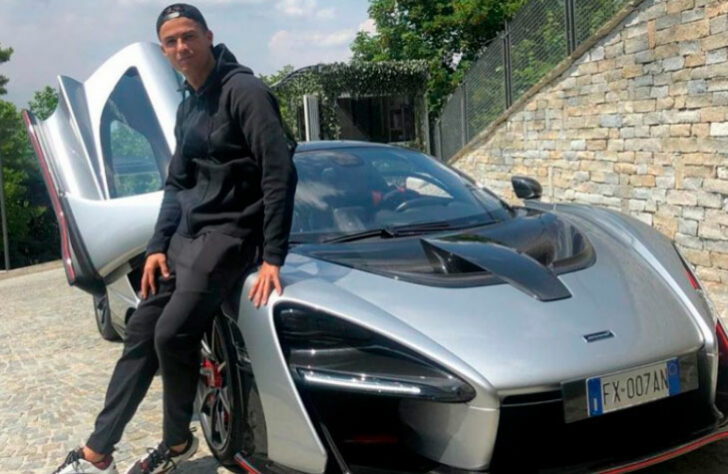 Ronaldo também é dono de uma McLaren Senna, modelo produzido em homenagem ao brasileiro tricampeão da Fórmula 1. A aceleração do carro vai de 0 a 100 km/h em apenas 2,8 segundos e é avaliado em cerca de R$ 5,7 milhões no Brasil.