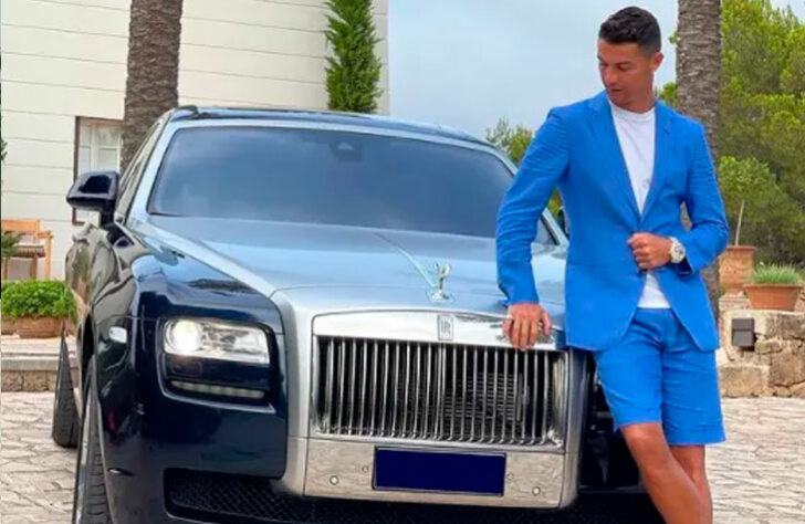 Um modelo da marca Rolls-Royce também está na garagem do craque. Cristiano Ronaldo possui um Cullinan, avaliado em R$ 4,4 milhões.