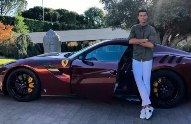 Estima-se que Ronaldo tenha em torno de 20 milhões de euros só em carros (cerca de R$ 124 milhões de acordo com a cotação atual) e mais de 20 modelos em sua garagem. 