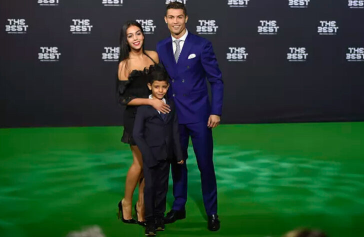 Sobre seus relacionamentos, atualmente Cristiano Ronaldo é noivo da bailarina e modelo Georgina Rodríguez, que é argentina (nasceu em Buenos Aires). Georgina tem 28 anos e CR7 afirmou, em janeiro, que se casará com ela - em cerimônia ainda sem data definida.