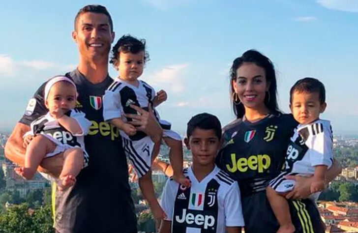 Cristiano ainda tem mais três filhos: Cristiano Jr, de 11 anos (e cujo nome da mãe nunca foi revelado), e os gêmeos Mateo Ronaldo e Eva Maria, de quatro anos.