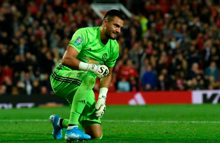 FECHADO - Três meses após se desvincular do Manchester United, o goleiro Sergio Romero tem uma nova equipe. O arqueiro argentino assinou contrato com o Venezia, recém-promovido para a elite do Campeonato Italiano. O vínculo do atleta de 33 anos com o novo clube vai até junho de 2022.