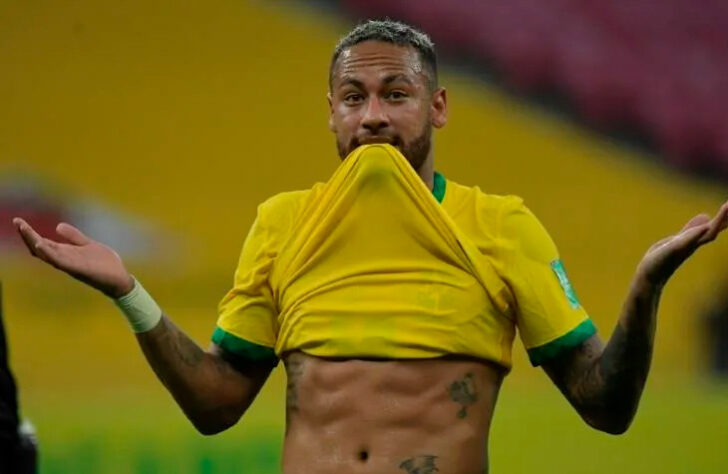 Neymar se tornou o maior artilheiro do Brasil nas Eliminatórias da Copa do Mundo ao fazer um gol na vitória por 2 a 0 sobre o Peru. Ao fim do jogo, o camisa 10 (que atualmente tem 13 na história do torneio) reclamou em entrevista à Rede Globo: "Fico muito contente de ser goleador máximo de Eliminatórias, maior assistente pela Seleção e logo mais, se tudo caminhar bem, vai ser uma honra passar o Pelé. Estou muito feliz. Não sei mais o que faço com essa camisa para a galera respeitar o Neymar". 