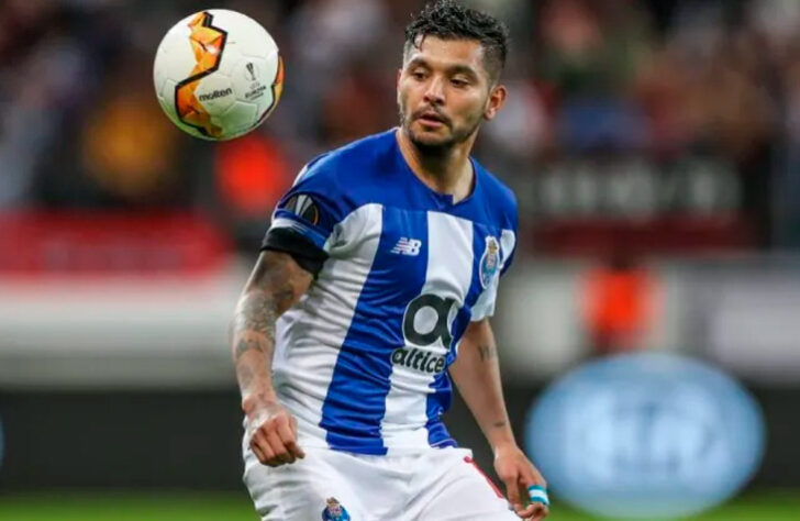FECHADO! - De acordo com o jornalista Fabrizio Romano, o Sevilla está a poucos detalhes de anunciar a chegada do meia Jesús Corona, que estava no Porto, até junho de 2025. 