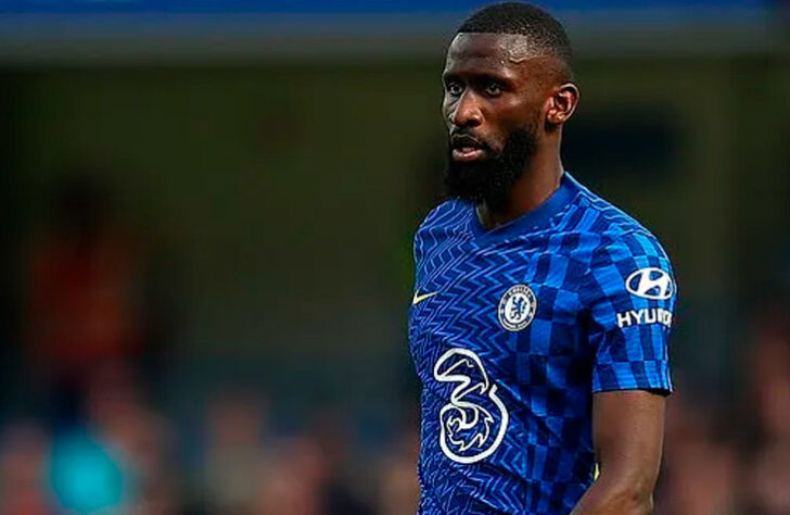 ESQUENTOU - A Juventus está interessada na contratação de Rudiger, zagueiro do Chelsea, para a próxima temporada, segundo o "Goal". O defensor tem contrato com os Blues até junho e não pode renovar o contrato do alemão por conta das sanções impostas ao clube de Roman Abramovich. Por conta dessa situação, a Velha Senhora emerge na disputa pelo zagueiro e deve disputar a contratação do jogador de 29 anos com Real Madrid e Bayern de Munique.