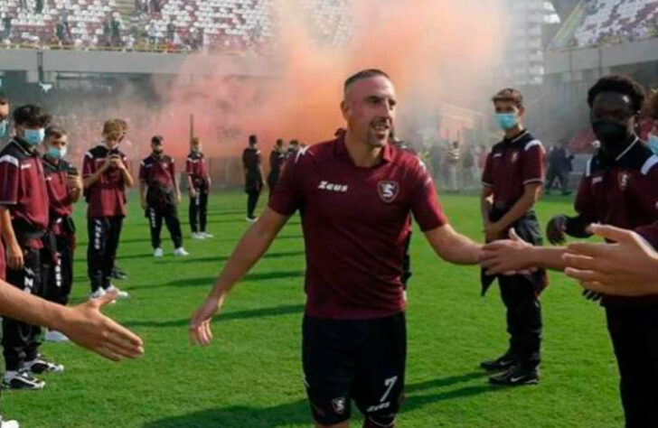 Ribery: melhor jogador da Europa em 2012-2013 e ídolo do Bayern de Munique, Ribery acertou com a recém-promovida Salernitana, da primeira divisão italiana.