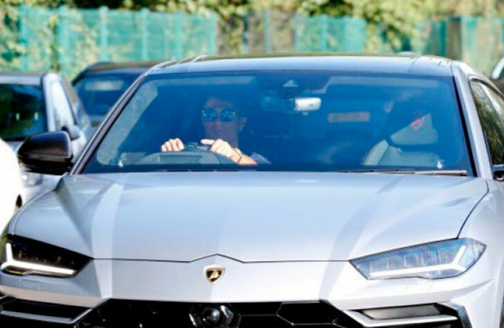 CR7 é apaixonado por carros e possui uma vasta coleção de super máquinas em sua garagem. Ele chegou ao treino no Manchester United em uma Lamborghini Urus, avaliada em 170 mil libras (em torno de R$ 1,2 milhão).