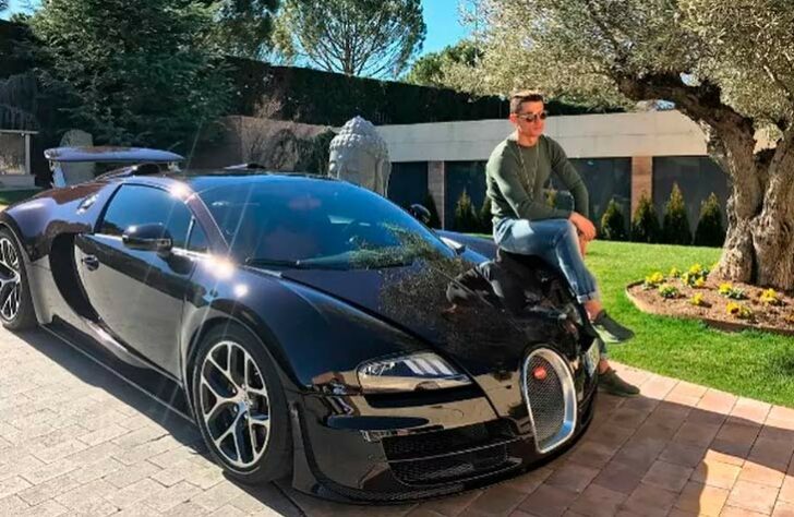 Outro carrão da Bugatti que Cristiano Ronaldo possui é o Veyron, comprado na época da conquista da Eurocopa com Portugal, em 2016. Este modelo é avaliado em cerca de R$ 10 milhões. 