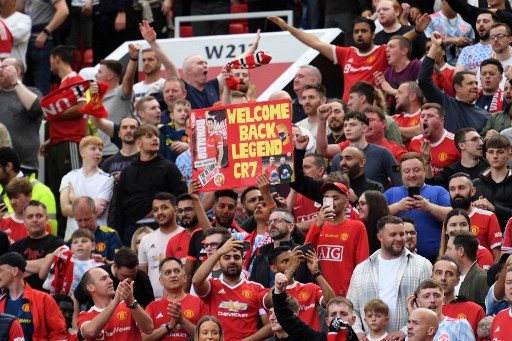 Torcedores do Manchester United recebem Cristiano Ronaldo em Old Trafford