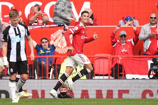 Quando o empate parecia sacramentado ao fim do primeiro tempo, Cristiano Ronaldo marcou seu primeiro gol na partida e seu primeiro gol no retorno ao United