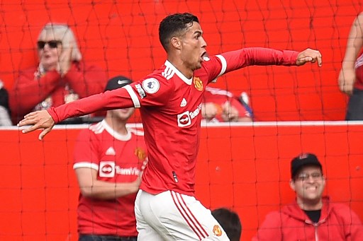 ESQUENTOU - Cristiano Ronaldo pode deixar o Manchester United na próxima janela de transferências e retornar para o Real Madrid, segundo o "The Mirror". Figuras influentes do clube merengue gostariam de ver o camisa sete novamente no Santiago Bernabéu e os espanhóis estão interessados em uma reunião com o craque. O  clube comandado por Ralf Rangnick não deve disputar a próxima Champions League e se prepara para uma mudança conceitual com a chegada de Erik ten Hag no comando da equipe.