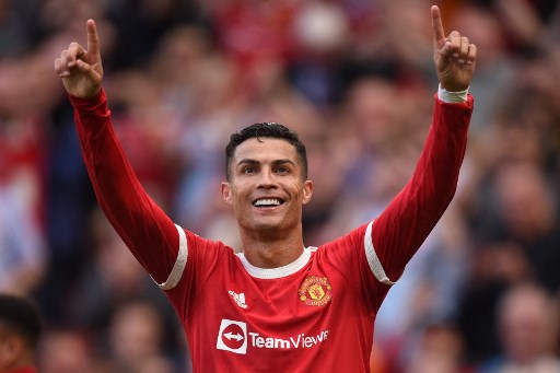 Viva Ronaldo! Em sua reestreia pelo Manchester United, na manhã deste sábado, Cristiano Ronaldo mostrou porque é um dos maiores ídolos da história do clube. O português marcou duas vezes na goleada por 4 a 1 do Manchester United sobre o Newcastle, em Old Trafford, e fez a festa da torcida Red Devil, que lotou o Teatro dos Sonhos e criou um clima inesquecível para o português. Veja as principais imagens do retorno de Cristiano Ronaldo ao Manchester United