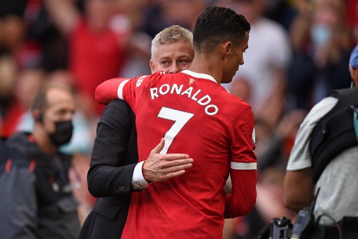 ESQUENTOU - Reforço mais badalado do Manchester United, Cristiano Ronaldo começou a partida deste sábado, contra o Everton, no banco de reservas. O técnico do clube inglês, Ole Gunnar Solskjaer, que está pressionado no cargo, explicou o caso afirmando que sua opção de deixar o craque português na reserva foi por motivos físicos. O United ficou só no empate com o Everton, pelo placar de 1 a 1, e Ronaldo entrou no segundo tempo do jogo.