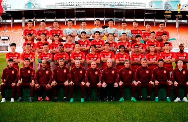 O mercado financeiro global vive dias de tensão com a situação de um possível calote da gigante Evergrande. A empresa chinesa controla as operações do Guangzhou FC, da primeira divisão chinesa. Dessa forma, o LANCE! trouxe alguns clubes que são controlados por grandes empresas. Confira!