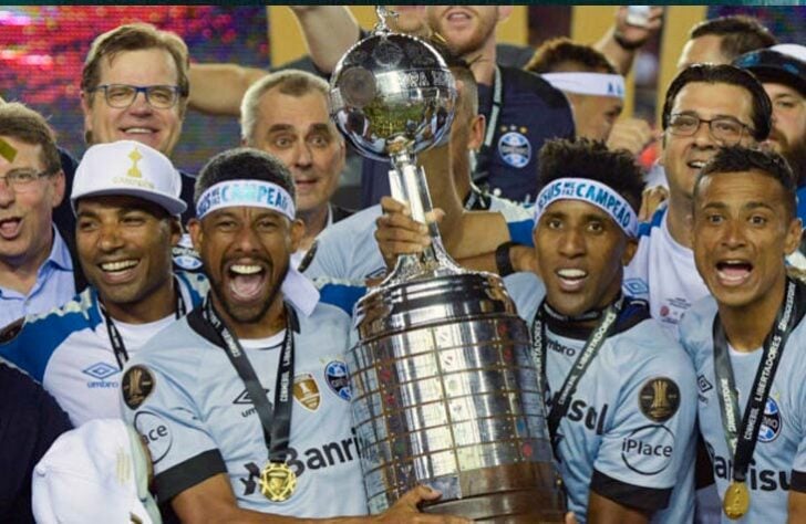 7º lugar - Grêmio: 15 títulos nesse século / Campeonato Gaúcho 2001, 2006, 2007, 2010, 2018, 2019, 2020, 2021, 2022 e 2023; Campeonato Brasileiro Série B 2005; Copa do Brasil 2001 e 2016; Copa Libertadores 2017 (foto) e Recopa Sul-Americana 2018