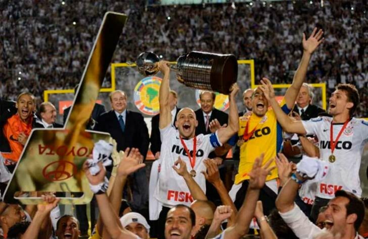 Corinthians: 2 títulos - Libertadores 2012 (foto) e Recopa Sul-Americana 2013