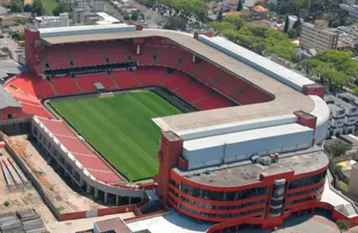 Kyocera Arena (Arena da Baixada, Athletico-PR - acordo encerrado) - A Arena da Baixada, antes da reforma para a Copa do Mundo de 2014, carregou o nome da empresa que produz componentes eletrônicos. Em 2005, foi fechado um acordo com a Kyocera pela compra dos naming rights. O estádio foi rebatizado e ficou com o nome durante os três anos seguintes. Segundo o portal Uol, a empresa pagava cerca de 1 milhão de dólares por ano ao clube, que nunca divulgou os valores oficiais.