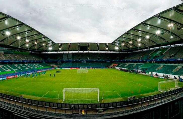 Volkswagen Arena (Wolfsburg) - De acordo com o site 'Stadium Database", o acordo entre a montadora e o clube não é o mais tradicional de naming rights. A empresa financiou o estádio dividindo metade dos custos com a cidade de Wolfsburg.