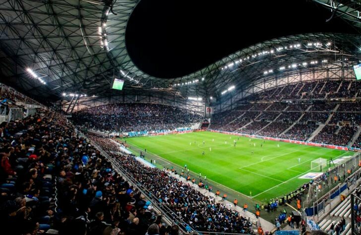 Orange Vélodrome (Olympique de Marselha) - A Orange, empresa francesa de telecomunicações, adquiriu os naming rights do Vélodrome em 2016 por 3 milhões de euros (R$ 18,6 milhões) a cada temporada, segundo o site "MktEsportivo".