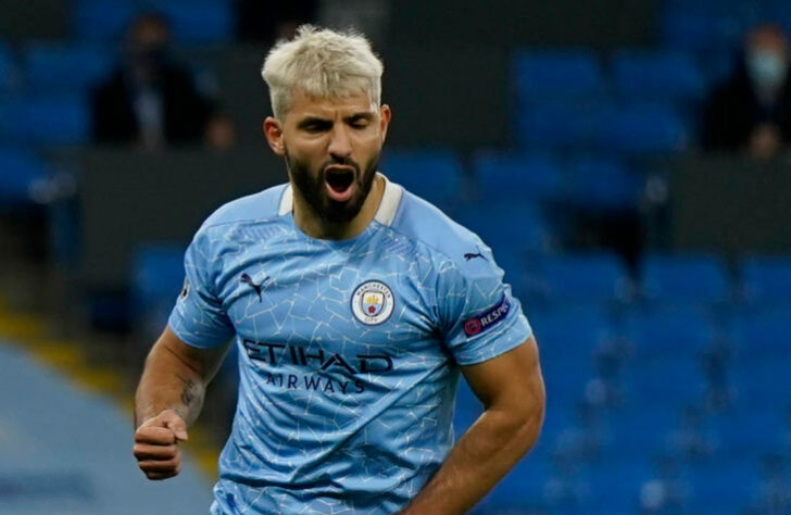 O atacante Kun Aguero, da Argentina, encerrou a carreira com 33 anos de idade por conta de um problema cardíaco. Na época, ele tinha acabado de se transferir para o Barcelona.