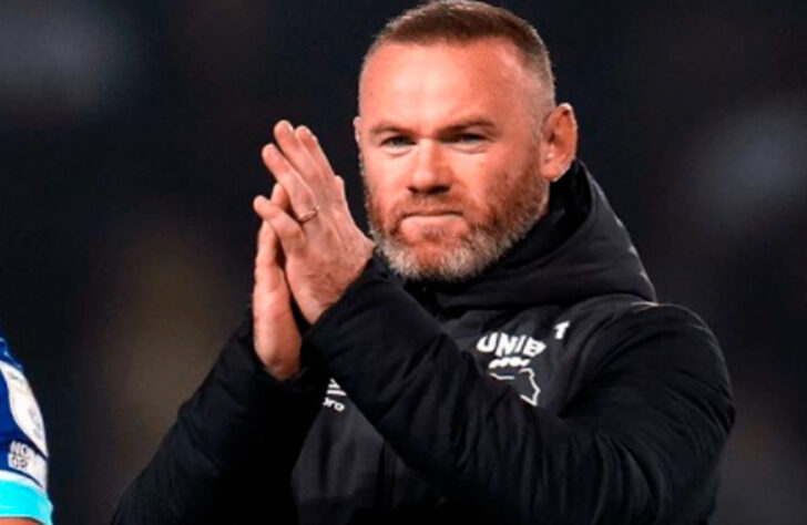 NO RADAR - Apesar de estar feliz como técnico do Derby County, Wayne Rooney pode aceitar uma proposta do Everton para se tornar o novo treinador da equipe, muito por conta da sua forte relação com os Toffies, de acordo com a 'Sky Sports'.