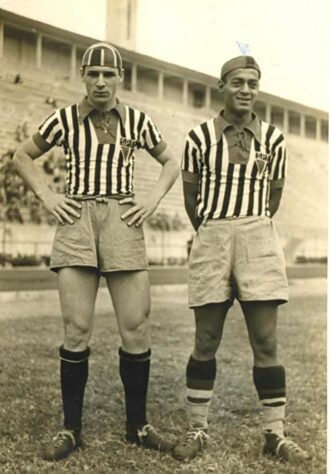 Década de 40 - A primeira terceira camisa da história do São Paulo foi lançada em 1940, listrado com golas vermelhas. 