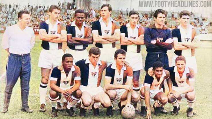 1966 - Após 22 anos de uma terceira camisa, o São Paulo voltou a utilizar uma camisa alternativa, com listras pretas, brancas e vermelhas, remetendo as cores do clube.