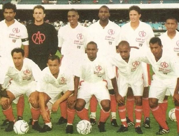 2000 - No primeiro tempo de um amistoso com o Avaí, o São Paulo usou um uniforme inspirado no do Club Athletico Paulistano (que teria seu centenário naquele ano), um dos clubes que o formaram.