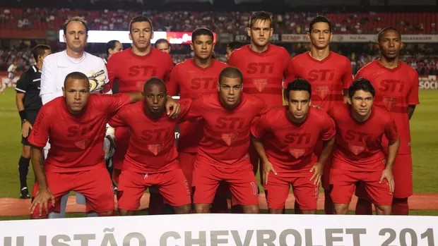 2013 - Depois de treze anos, um novo terceiro uniforme, desta vez todo vermelho, até mesmo os patrocinadores e o uniforme. Ele foi lançado para homenagear as reformas das cadeiras do Morumbi.