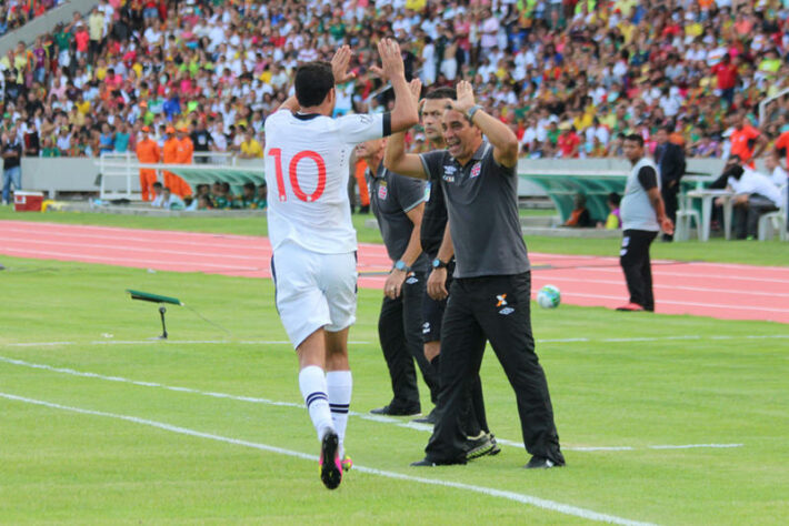 18º - Sampaio Corrêa 0x4 Vasco - Série B 2016 - O segundo gol do meia no jogo surgiu de uma jogada de Andrezinho, que cruzou rasteiro e achou o camisa 10 em condições de finalizar na área. 