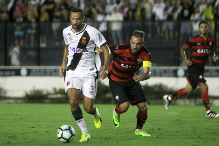 36º - Vasco 1x1 Vitória - Copa do Brasil 2017 - No jogo de ida, o time perdia até que aos 47 da etapa final, Nene marcou de pênalti. Na volta, o rubro-negro baiano venceu por 1 a 0 e eliminou o Vasco da competição. 