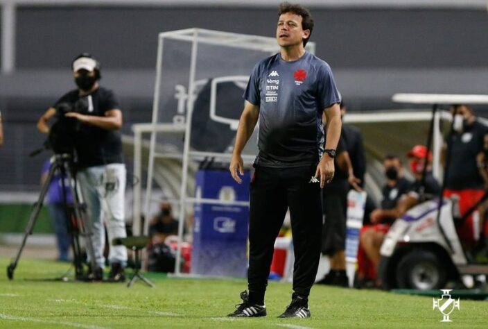 ESQUENTOU - Na coletiva após a derrota por 4 a 0 para o Botafogo, o técnico do Vasco, Fernando Diniz, lamentou não ter alcançado o objetivo do acesso e revelou que ainda não teve conversas para seguir no Gigante da Colina. Ao ser perguntado sobre a continuidade do trabalho em 2022, o técnico disse que ainda não houve conversas neste sentido. No entanto, ele destacou que, se for da vontade do clube, irá dialogar com a diretoria.